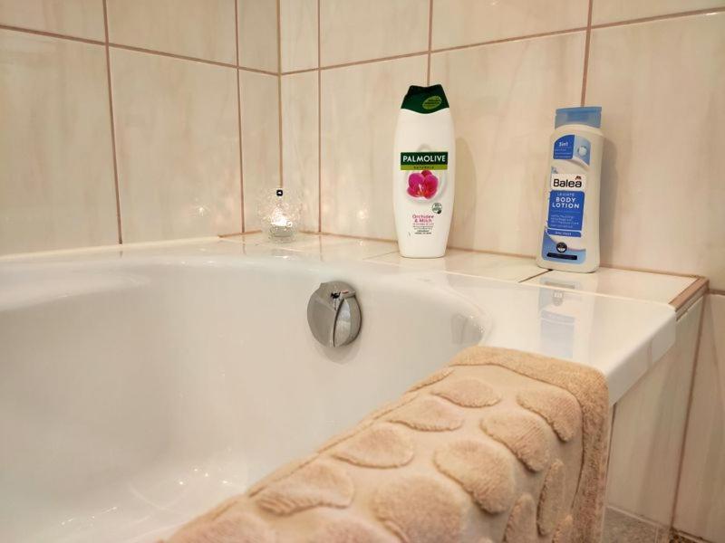 Ferienhaus Blaue Blume Mit 11 Kw Ladestation, Kamin, Terrasse, Eingezaeuntem Garten, Sauna, Wlan, Netflix, 2 Hunde Willkommen! 군터스베르게 외부 사진